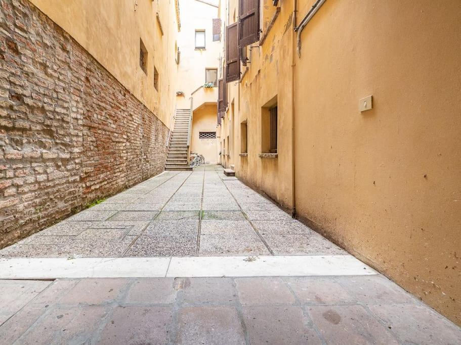 Lo Specchio Di Ferrara Apartman Kültér fotó